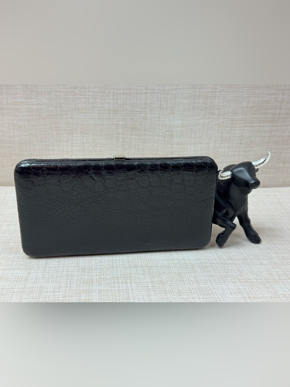 Elegant Black Croc-Embossed Women’s Clutch